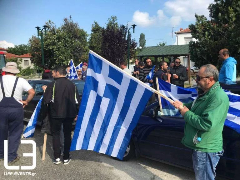 Συλλαλητήριο στις Πρέσπες: Οργή διαδηλωτών για τη συμφωνία – Κρεμάλες, οδοφράγματα και μαύρες σημαίες – Βίντεο